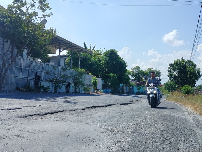 TIDAK DIPERBAIKI: Pengendara melintasi jalan rusak di Desa Ceguk, Kecamatan Tlanakan, Pamekasan,Selasa (11/6). (LAILIYATUN NURIYAH/JPRM)