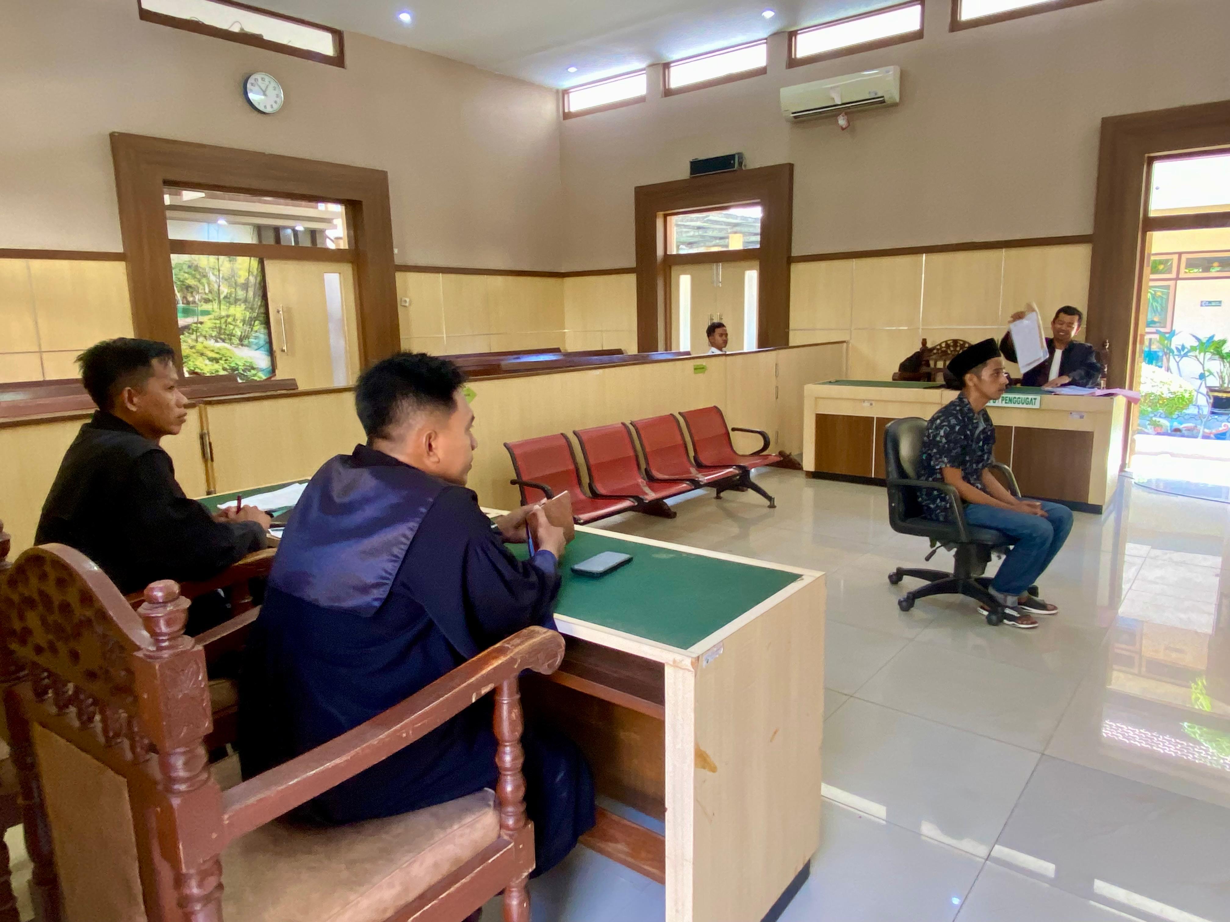 JADI PESAKITAN: Angga Lukman Hakim menjalani sidang lanjutan di PN Pamekasan, Selasa (11/6). (MOH. IQBAL AFGANI/JPRM)