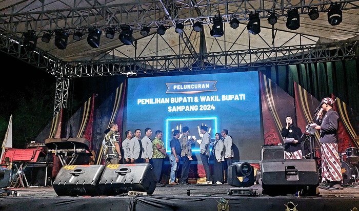 SIMBOLIS: Jajaran Komisioner KPU Sampang bersama perwakilan forkopimda dan Bawaslu Sampang menyentuh layar sebagai simbol peluncuram Pilkada Sampang 2024 di Alun-Alun Trunojoyo Senin (10/6) malam
