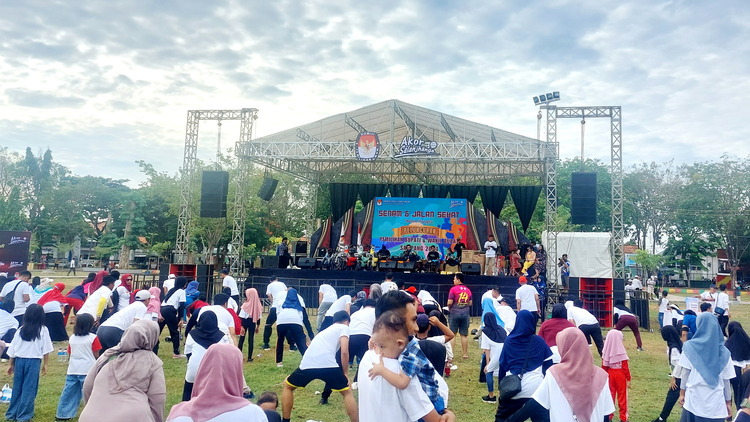 SEHAT BERSAMA: Warga mengikuti kegiatan senam bersama dan JJS, bagian dari rangkaian acara peluncuran Pilkada Sampang 2024 di Alun-Alun Trunojoyo Minggu (9/6). (JUNAIDI PONDIYANTO/JPRM)