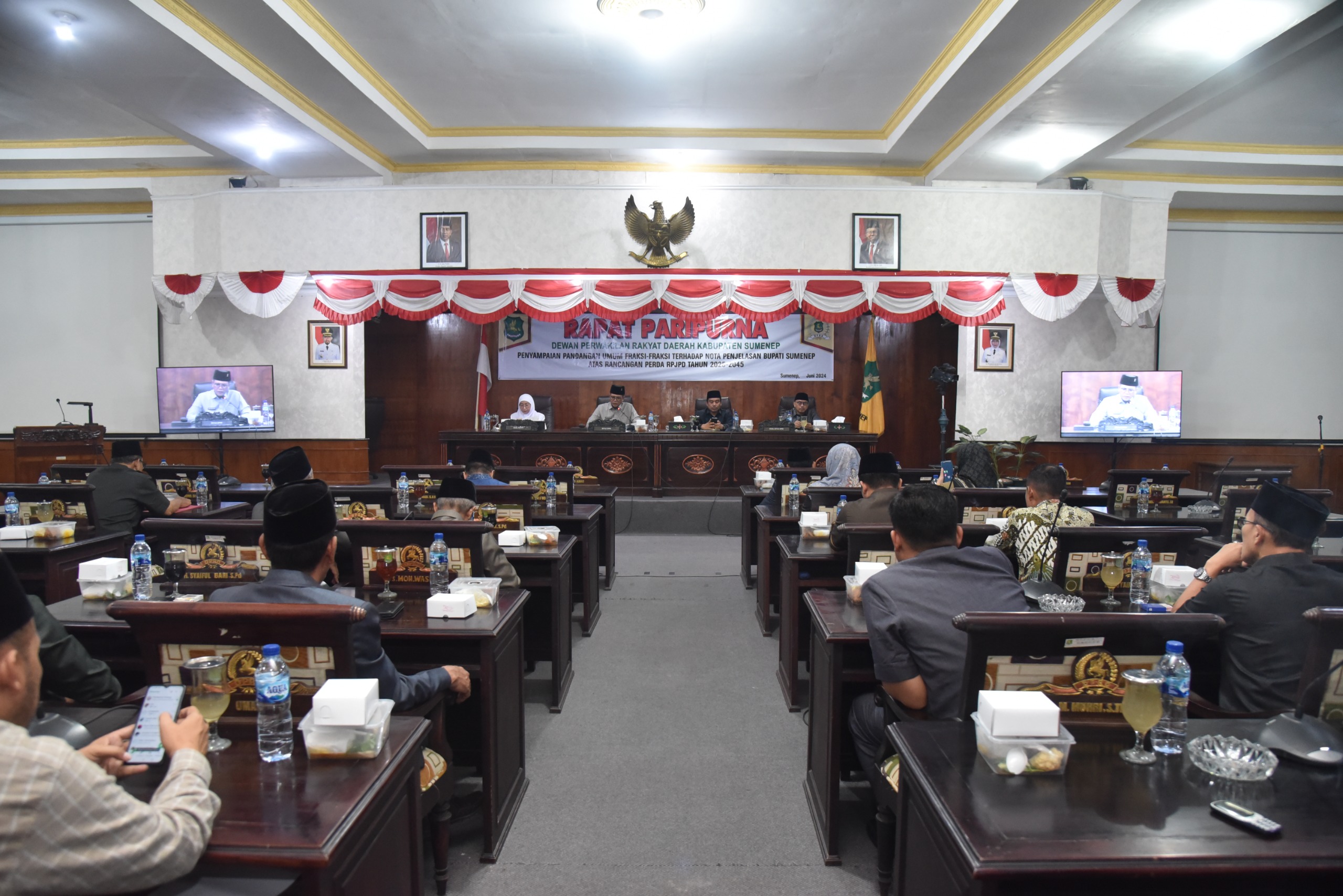 RESMI: Ketua DPRD Sumenep Abdul Hamid Ali Munir memimpin rapat, Rabu (12/6). (HUMAS DPRD SUMENEP UNTUK JPRM)