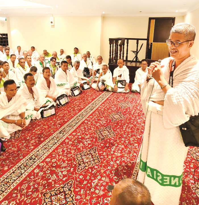 KHIDMAT: Jemaah haji asal Kabupaten Sumenep mengikuti pembekalan sebelum melakukan tawaf, sai, dan tahalul, Rabu (12/6). (KANKEMENAG SUMENEP UNTUK JPRM)