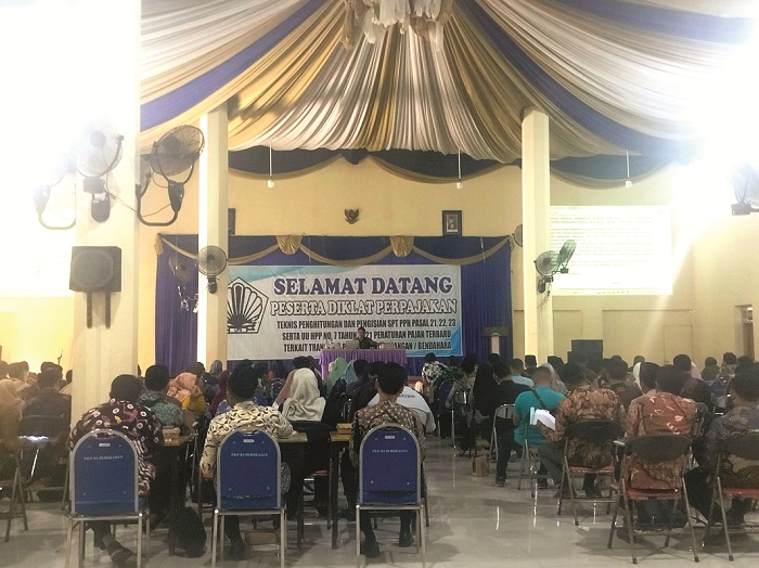 DI DALAM RUANGAN: Peserta mengikuti diklat perpajakan yang dilaksanakan LP3 di Gedung PKPRI Jalan Kemuning, Kelurahan Barurambat Kota, Pamekasan, Kamis (13/6). (LAILIYATUN NURIYAH/JPRM)