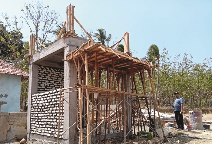 MANGKRAK: Proyek pembangunan SPAM di Desa Bilis Bilis, Kecamatan Arjasa, Pulau Kangean, belum tuntas, Rabu (4/10/2023). (DOK/JPRM)
