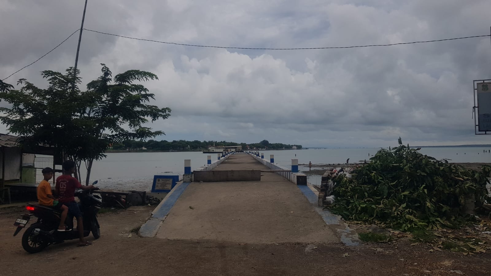 BELUM DIGARAB: Warga berada di sekitar pelabuhan wisata sisi Kalianget pada Rabu (24/4). (MOH. IQBAL/JPRM)