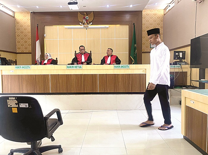 DIADILI: Ridwan Hidayatullah menuju tempat duduk terdakwa di PN Pamekasan Kamis (13/6). (MOH. IQBAL AFGANI/JPRM)