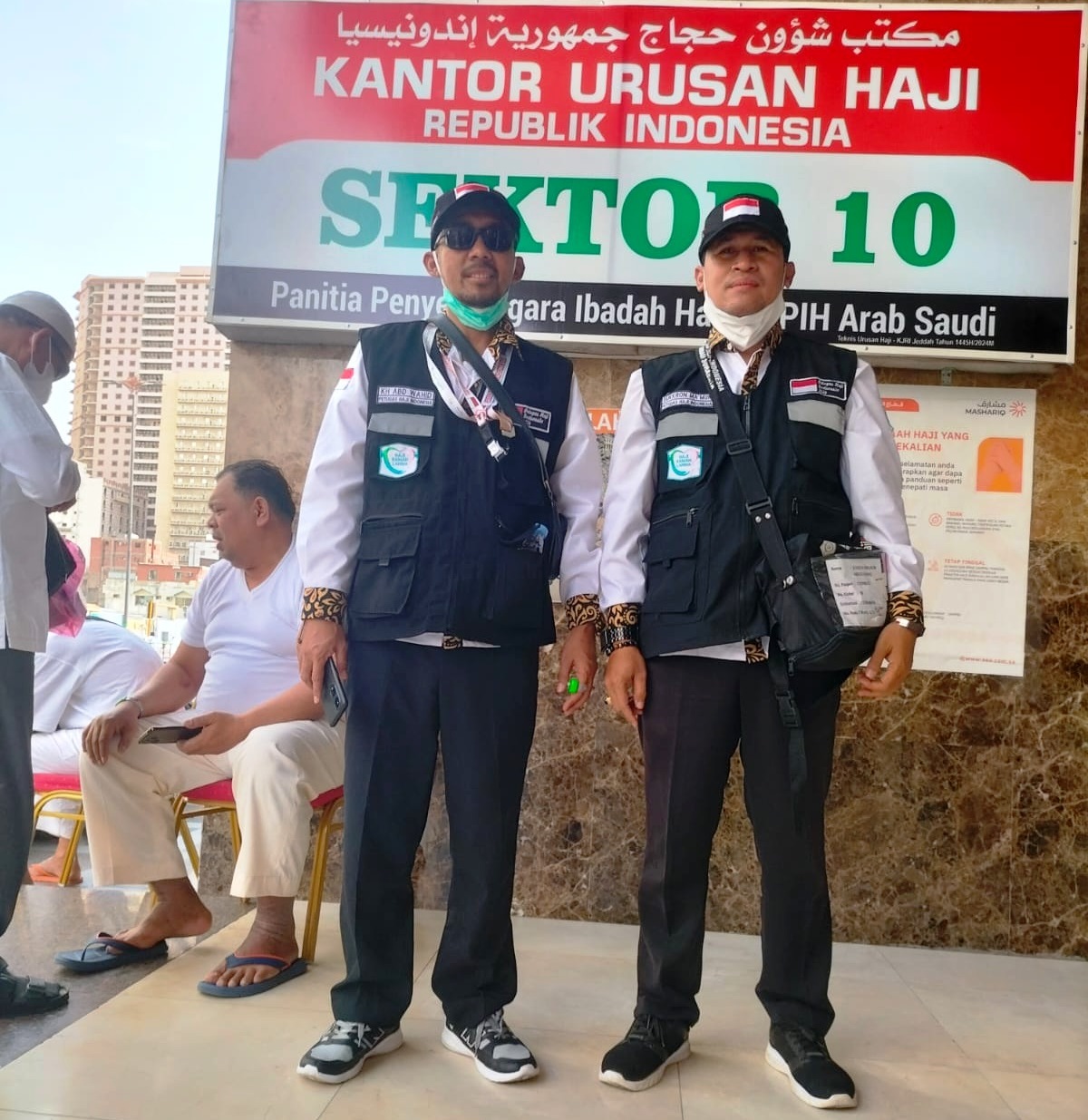 JAMAAH HAJI: Petugas Haji Indonesia asal Sampang (kiri) Abd. Wahid Siradj saat berada di kantor sektor 10 tempat laporan kondisi jamaah haji persiapan berangkat ke Armuzna di Makkah Kamis (13/6).