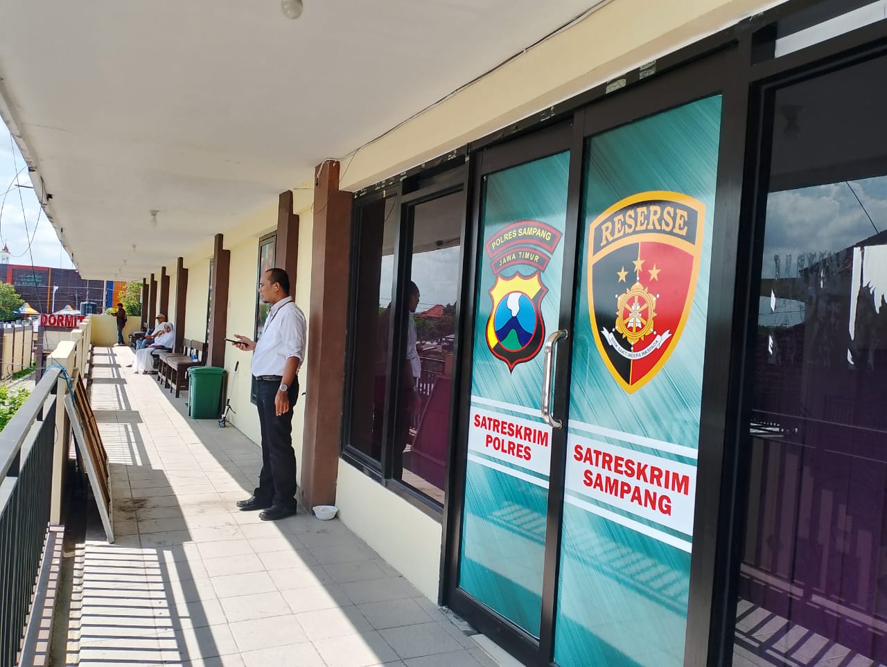 KASUS PERKARA DUGAAN PEMERASAN: Warga sedang berada di depan kantor Satreskrim Polres Sampang Kamis (13/6). (UBAIDILLAHIR RAIE/JPRM)