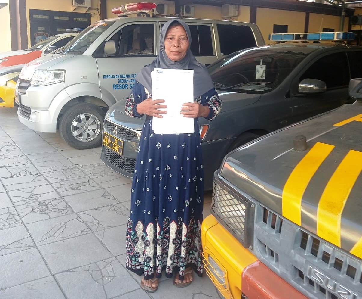 MINTA KEADILAN: Surasmi usai dimintai keterangan terkait kasus dugaan penyelewengan dana PKH dan BPNT oleh polisi di Mapolres Sampang, Sabtu (1/6). (PATMI UNTUK JPRM)