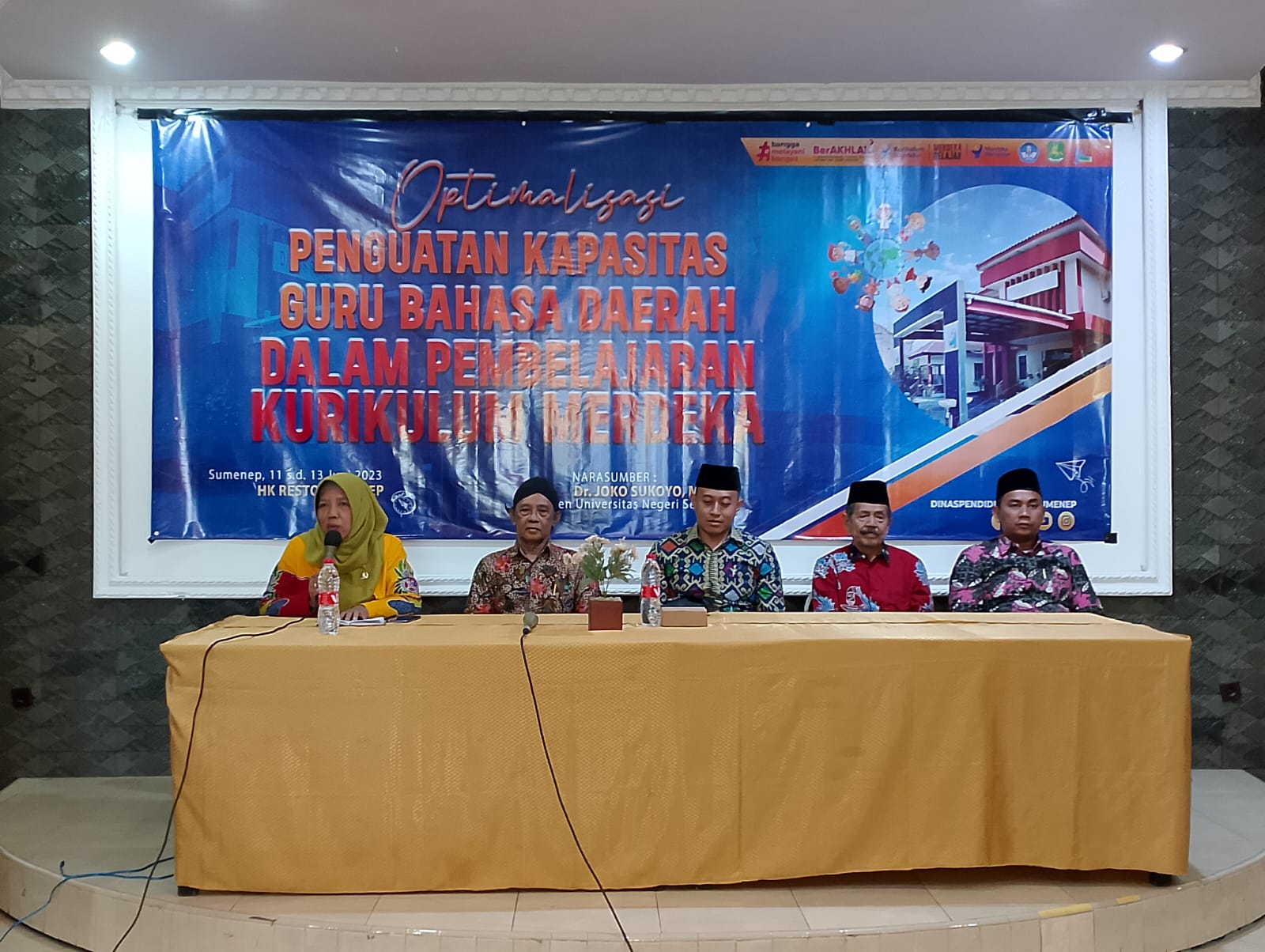 SUKSES: Kabid Pembinaan SMP Dispendik Sumenep Mohammad Fajar Hidayat didampingi narasumber menutup pelatihan optimalisasi penguatan kapasitas guru bahasa daerah dalam pembelajaran kurikulum merdeka.