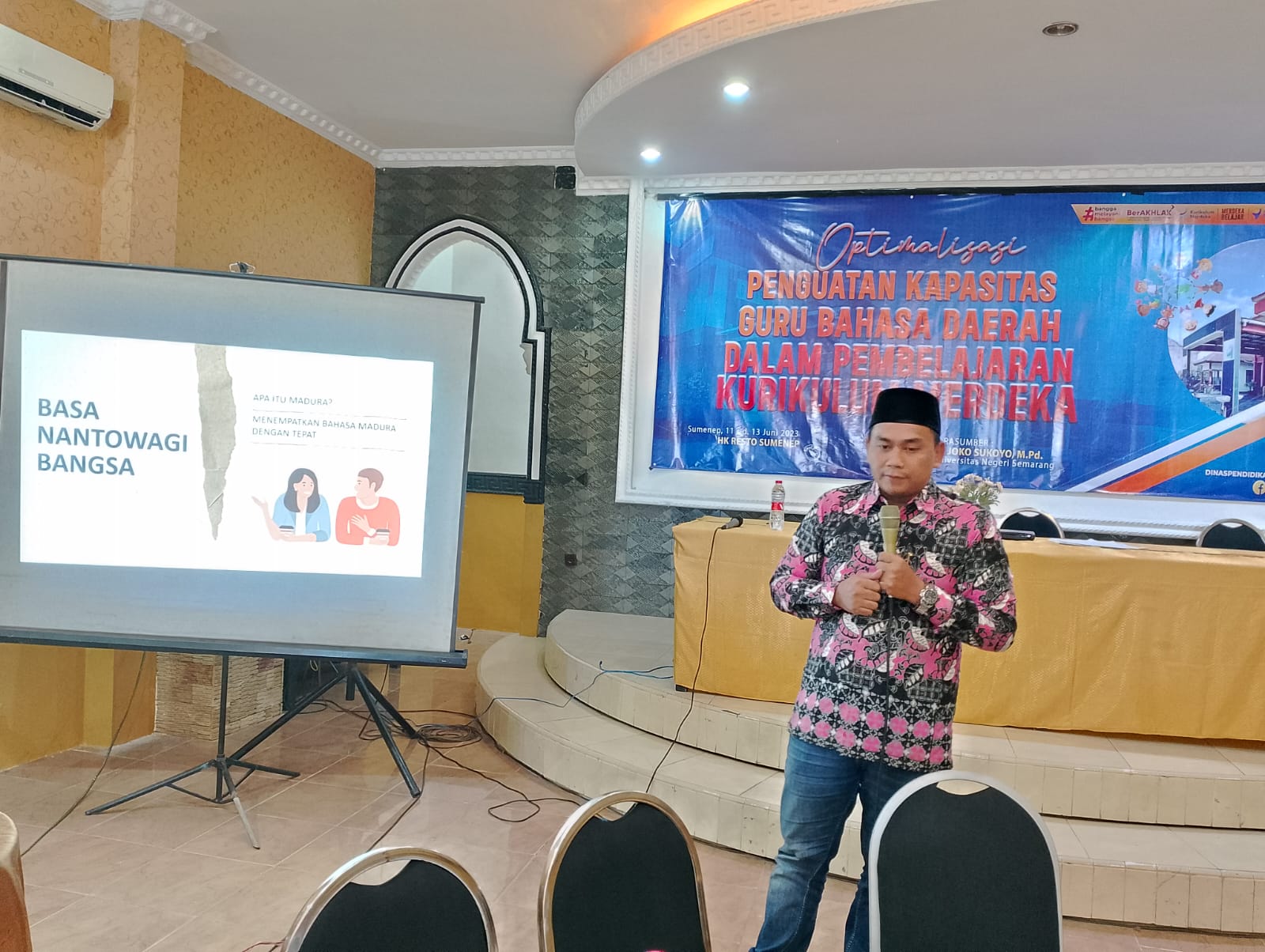PARJUGA: Pemred JPRM Lukman Hakim AG menyampaikan materi pengembangan literasi bahasa Madura di Sumenep, Kamis (13/6).