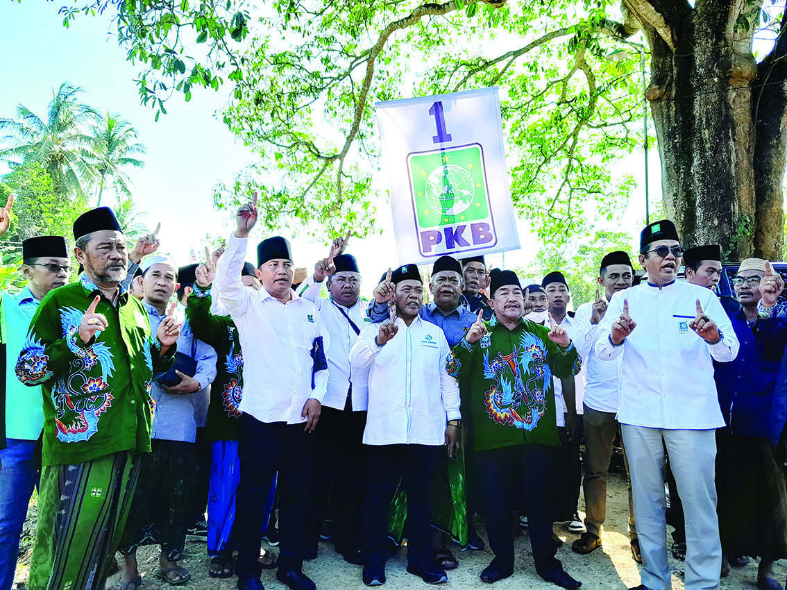 KOMPAK: Ketua DPC PKB Sumenep KH Imam Hasyim (batik hijau, dua dari kanan) mengantarkan kadernya mendaftar sebagai bacaleg di KPU Sumenep, Sabtu (13/5/2023). (DOK/JPRM)
