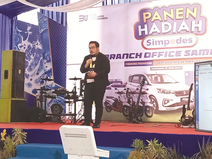BERKARISMA: Branch Manager BRI Sampang Rahmat Salim menyampaikan sambutan dalam acara Panen Hadiah Simpedes oleh BRI Cabang Sampang di lapangan kantor BRI Sampang Sabtu (15/6).
