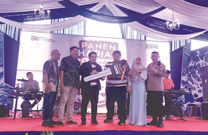 SIMBOLIS: Branch Manager BRI Sampang Rahmat Salim (tiga dari kiri) menyerahkan replika kontak mobil kepada perwakilan nasabah yang menang dalam acara Panen Hadiah Simpedes Sabtu (15/6).