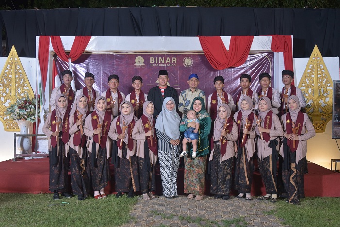 OLLE KERRES: Alumni Binar JHS afoto sareng kapala, pangurus yayasan, tor Kabid Pendidikan SMP Dispendik Sumenep, Juma&rsquo;at (7/6). (ACHDIAR REDY SETIAWAN UNTUK JPRM)