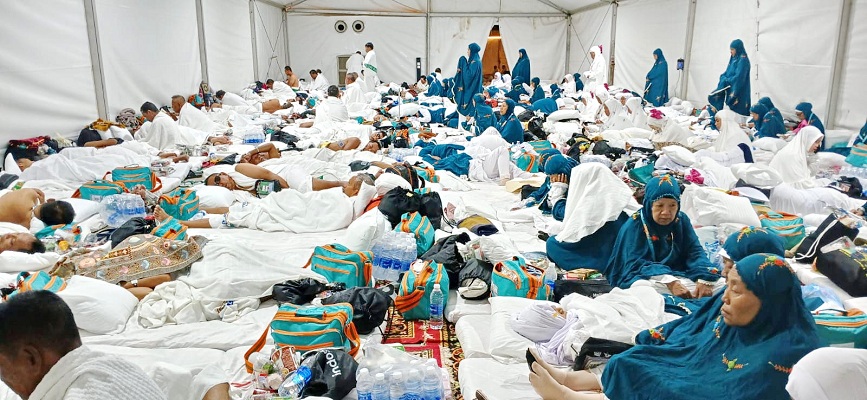 BERDESAKAN: Ratusan jemaah kloter 100 asal Bangkalan beristirahat di tenda saat berada di Arafah, Sabtu (15/6). (SULAIMAN UNTUK JPRM)
