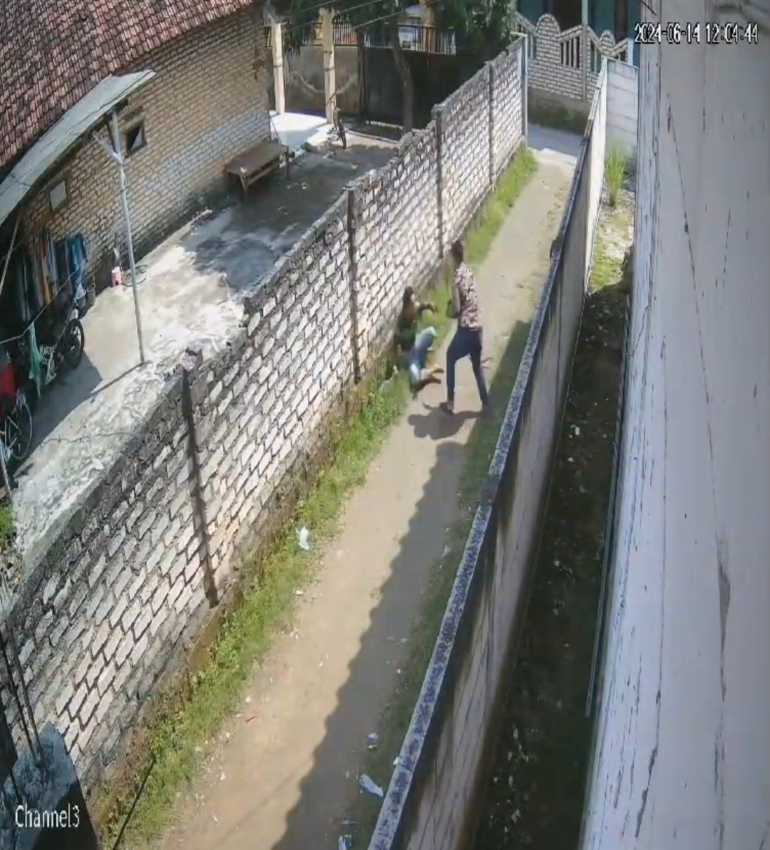 KEKERASAN: Seorang nasabah di Kelurahan Kemayoran, Bangkalan, membacok pegawai FIF Group, Jumat (14/6). Foto merupakan hasil layar tangkap dari CCTV warga sekitar. (TANGKAP LAYAR CCTV)