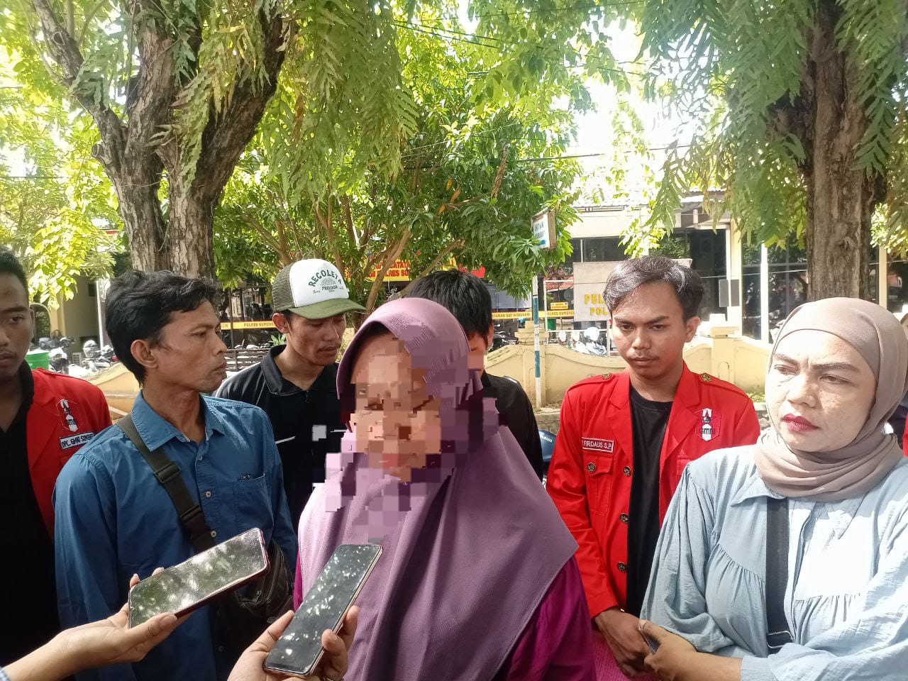 MENUNTUT: Orang tua korban rudapaksa memberikan keterangan pers seusai aksi demonstrasi di depan kantor Polres Sumenep, Rabu (5/6). (MOH. LATIF/JPRM)