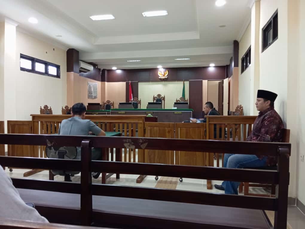 MELANGGAR HUKUM: Irham Nurdayanto menunggu sidang pemeriksaan saksi di PN Sampang, Selasa (11/6). (HUMAS PN UNTUK JPRM)