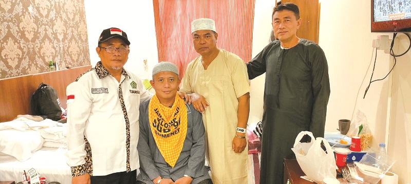 JEMAAH HAJI: Direktur Utama BPRS Bhakti Sumekar Hairil Fajar (duduk) yang tergabung dalam kloter sub 96 &nbsp;saat bersantai di kamar hotel Makkah, Arab Saudi, pada Jumat (14/6). (HAIRIL FAJAR UNTUK JPRM)