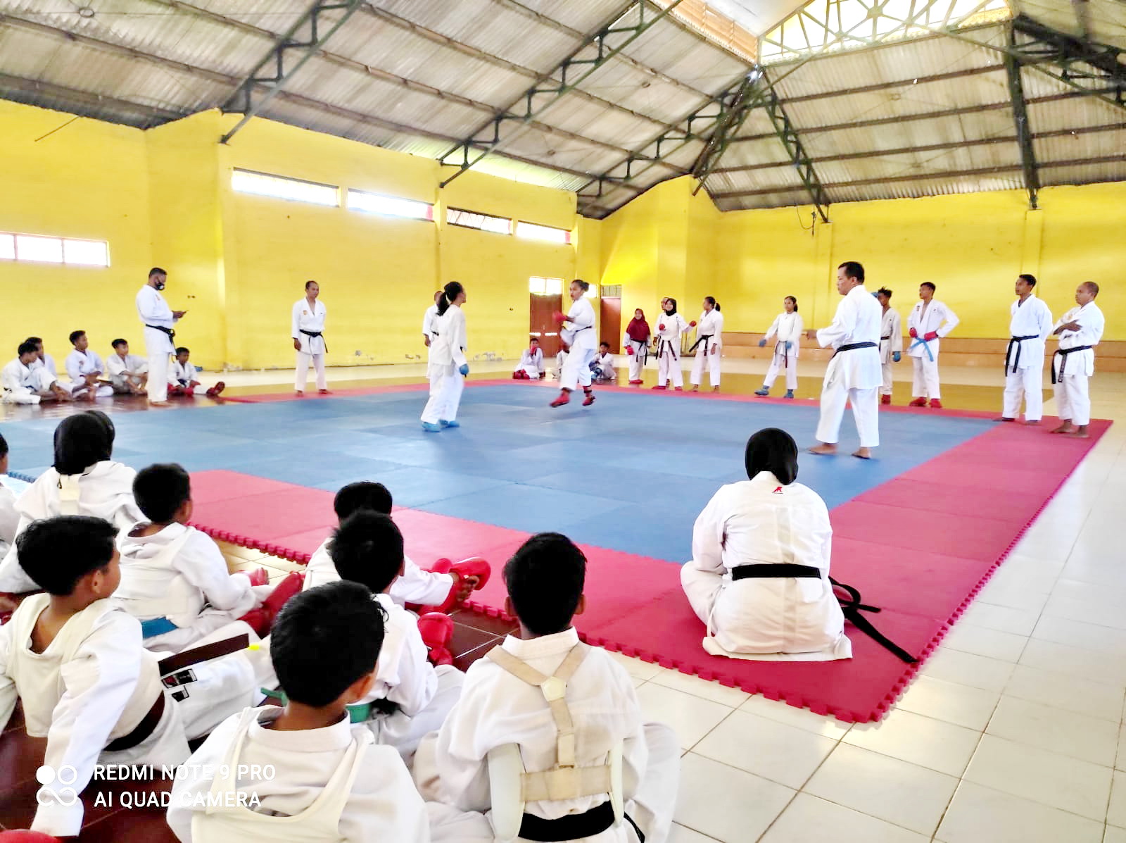 PERGURUAN KARATE MINIM: Sejumlah atlet FORKI Sumenep sedang melakukan latihan rutin di lapangan Desa Pabian, Kecamatan Kota, pada Sabtu (3/6).