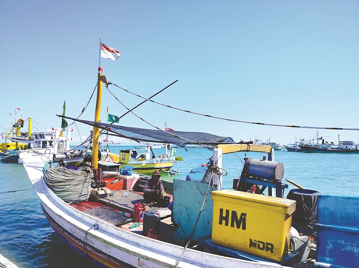 HASIL: Nelayan di Desa Branta Pesisir, Kecamatan Tlanakan, berada di atas kapal, Selasa (10/6). (LAILIYATUN NURIYAH/JPRM)