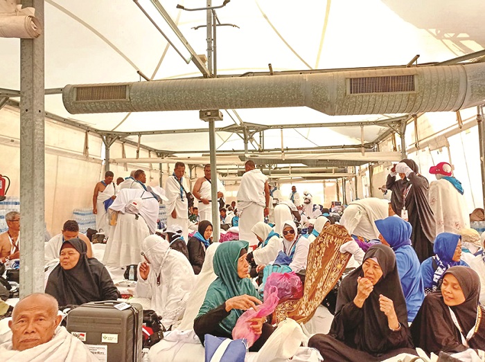 ISTIRAHAT: Jemaah haji asal Kabupaten Pamekasan berada dalam tenda di Mina Minggu (16/6). (KEMENAG PAMEKASAN UNTUK JPRM)