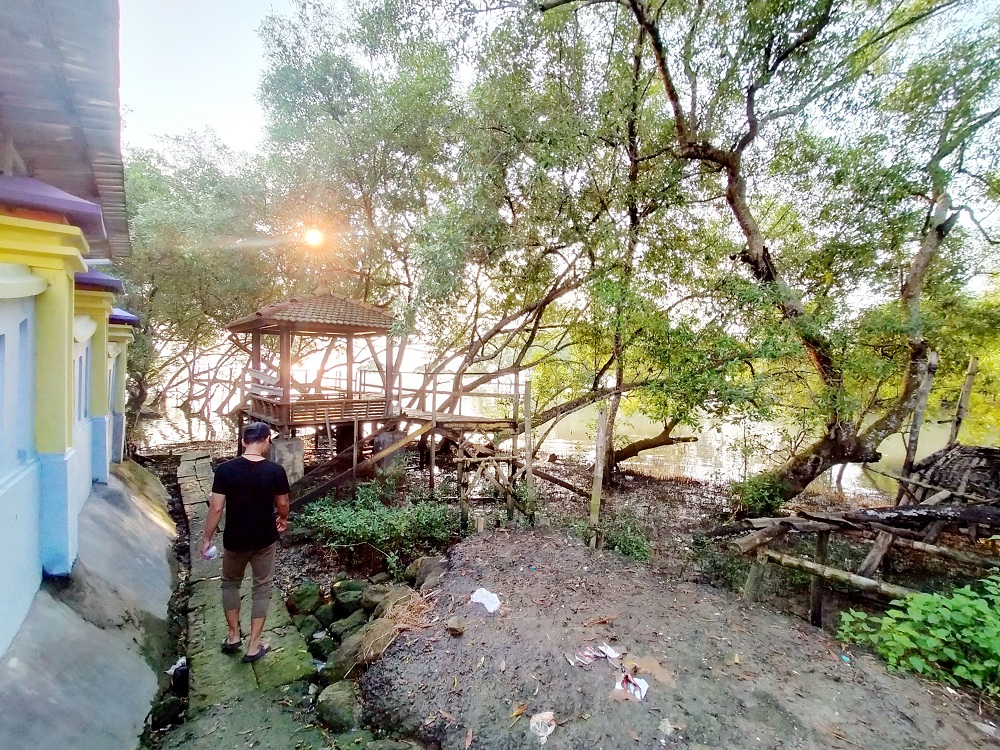TERBENGKALAI: Warga berada di area Wisata Mangrove Bancaran, Sabtu (15/6). (VIVIN AGUSTIN HARTONO/JPRM)