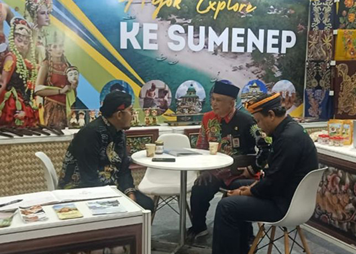 MEMBANGGAKAN: Bupati Achmad Fauzi Wongsojudo (pakai belangkon) didampingi Kadisbudporapar Mohamad Iksan saat hadir dan memamerkan batik catra karya warga binaan Rutan Kelas II-B Sumenep di Gebyar Wisa