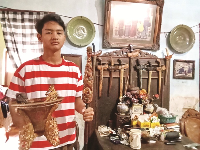 BERSEJARAH: Raden Segoro menunjukkan koleksi artefak etnik Madura di rumahnya Jalan Jokotole, Kelurahan Keraton, Kota Bangkalan, Minggu (16/6). (AHZAMZAM ERENDY/JPRM)