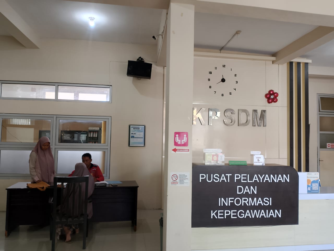 REALISASI TAPERA: Karyawan BKPSDM Sampang sedang beraktivitas di ruang resepsionis, Jumat (14/6).