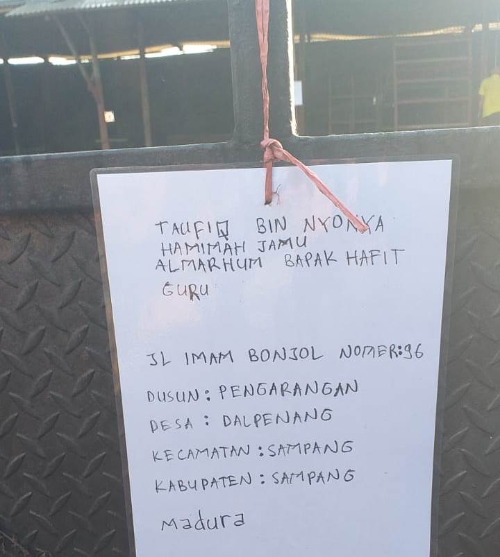 WARGA SAMPANG GANTUNG DIRI: Tulisan identitas korban terpasang di pagar TKP Minggu (16/6).