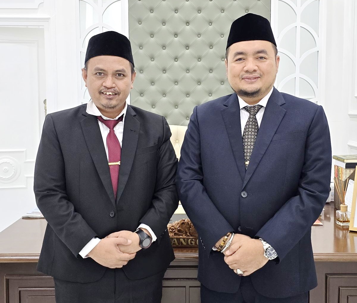 TERPILIH LAGI: Anggota KPU Bangkalan Sairil Munir (kiri) foto bersama dengan anggota KPU RI Mohammad Afifuddin setelah pelantikan di Jakarta.