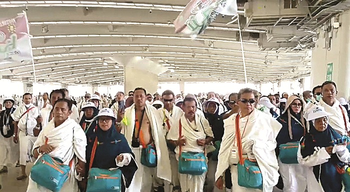 IBADAH: Jemaah haji dari KBIHU As Shofa kloter 100 saat melaksanakan lempar jumrah Senin (17/6). (KBIHU AS SHOFA UNTUK JPRM)