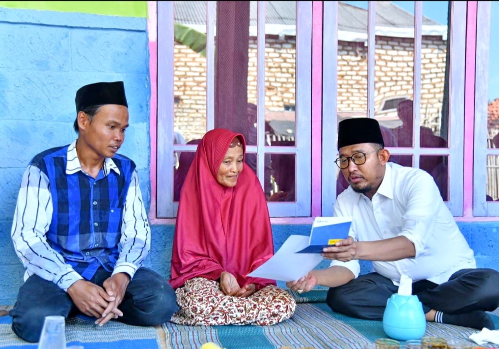 PEDULI: Bupati Sumenep Achmad Fauzi Wongsojudo menyerahkan santunan Jaminan Kematian peserta BPJS Ketenagakerjaan yang meninggal dunia kepada ahli warisnya di Desa Pabian, Kecamatan Kota Sumenep.