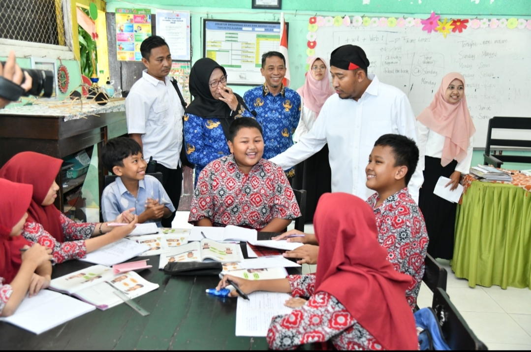 AKRAB: Bupati Sumenep Achmad Fauzi Wongsojudo ngevlog bersama siswa kelas IV SD Katolik Sang Timur pada Senin (20/02/2023).