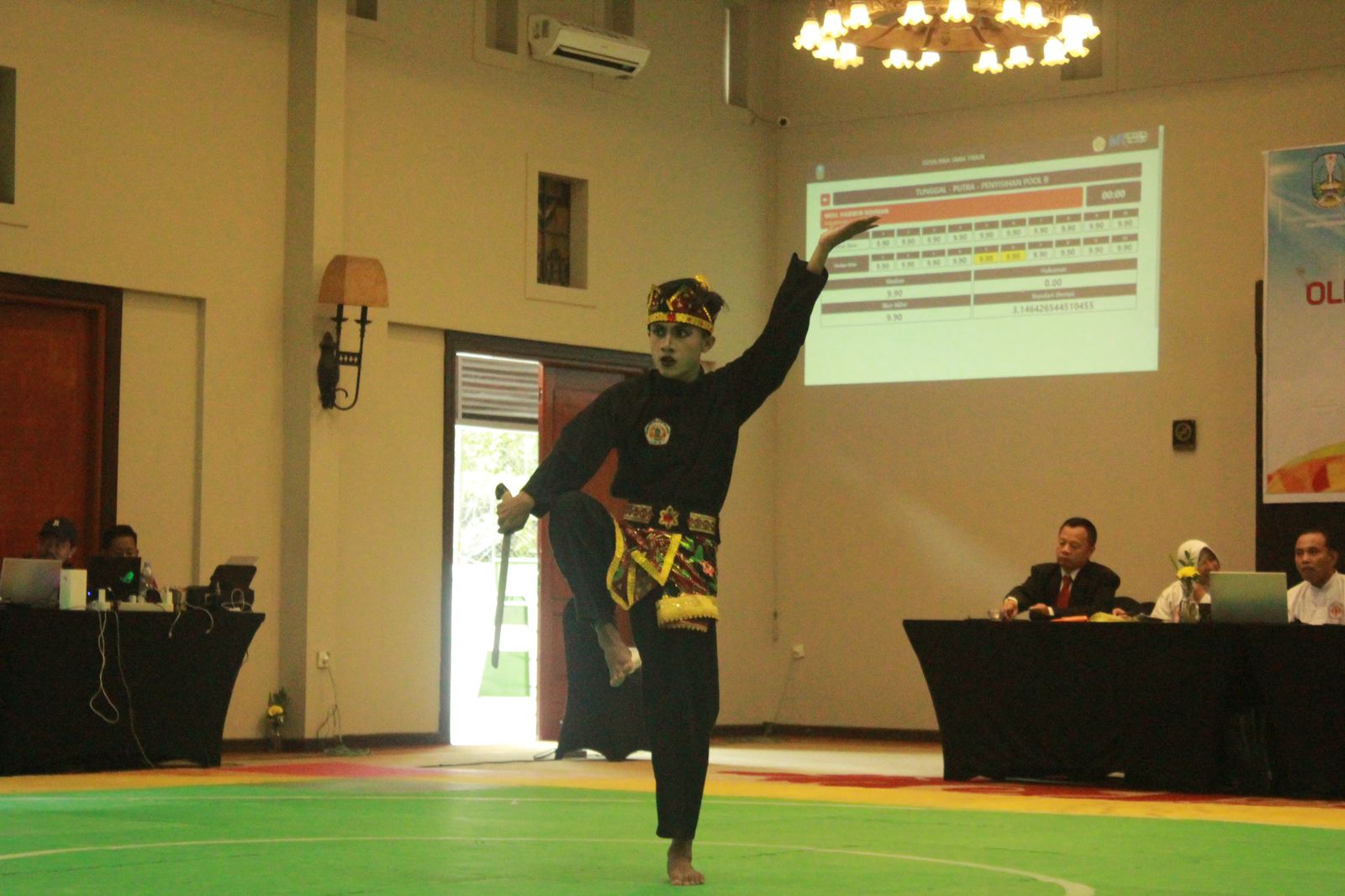 BERPRESTASI: Atlet pencak silat Bangkalan Habibur Rohman tampil di kejuaraan O2SN di Kota Batu Malang, Jumat (14/6).