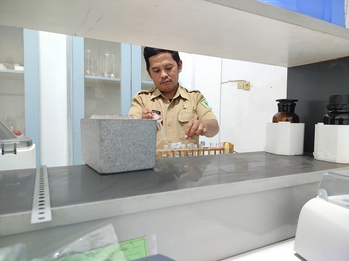 FOKUS: Petugas membereskan alat-alat laboratorium DLH Pamekasan, Selasa (26/3). (LAILIYATUN NURIYAH/JPRM)