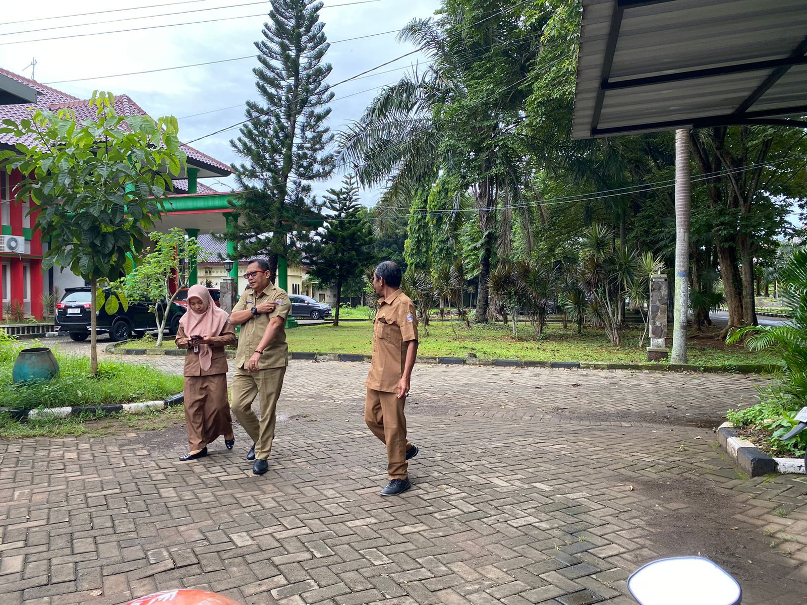 750 FORMASI: Beberapa pegawai ASN sedang melintas di halaman Pemkab Bangkalan beberapa waktu lalu.