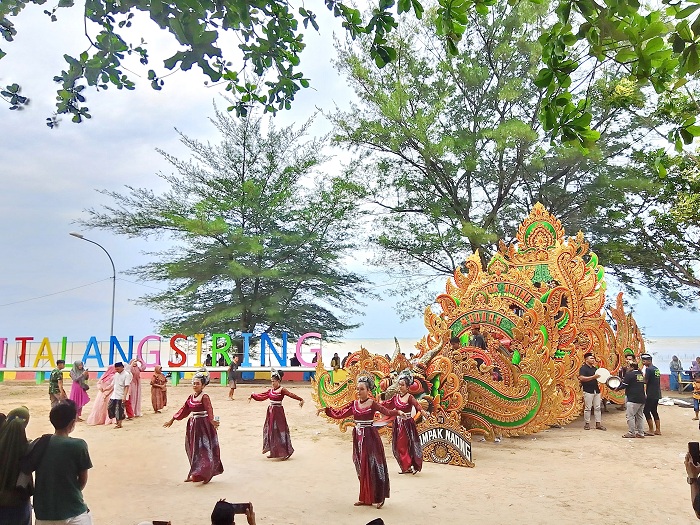 HIBURAN: Warga menonton musik daul di wisata Pantai Talang Siring, Desa Montok, Kecamatan Larangan, Senin (17/6). (LAILIYATUN NURIYAH/JPRM)
