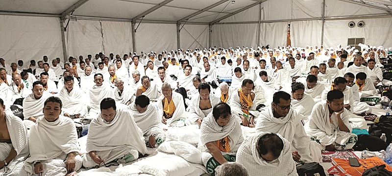 PUNCAK HAJI: Jemaah haji asal Sumenep ketika berada di Mina sebelum bertolak ke Makkah untuk melaksanakan nafar awal&nbsp;Selasa (18/6). (RIFA&rsquo;I HASYIM UNTUK JPRM)