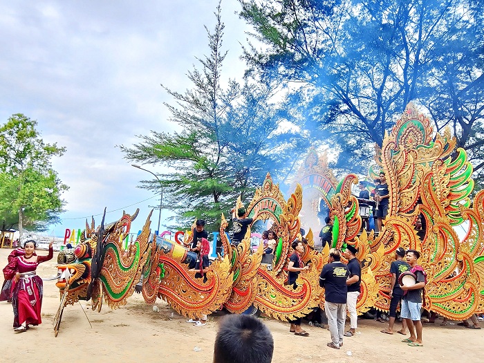 RAMAI: Pengunjung wisata Pantai Talang Siring menonton musik daul, Senin (17/6). (LAILIYATUN NURIYAH/JPRM)