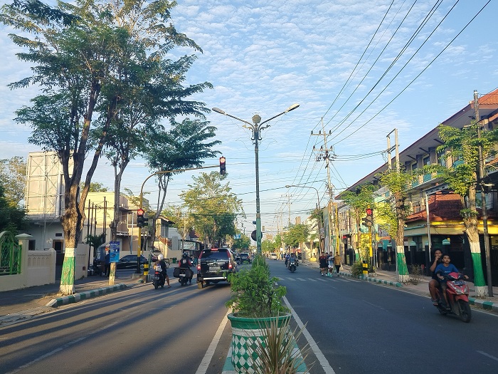 RAMAI: Pengendara melintas di Jalan Kabupaten, Kelurahan Bugih, Rabu (5/6). (LAILIYATUN NURIYAH/JPRM)