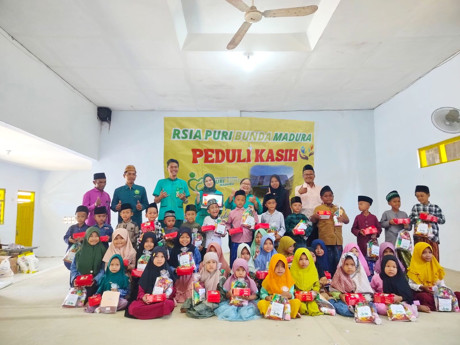 BERBAGI: HRD RSIA Puri Bunda Madura Rosa Anggaraini dan Marketing Rosyada Nuriyatus berfoto bersama anak yatim dan pengurus Ponpes Miftahul Ulum Sumber Baru dalam acara peduli kasih Rabu (19/6).