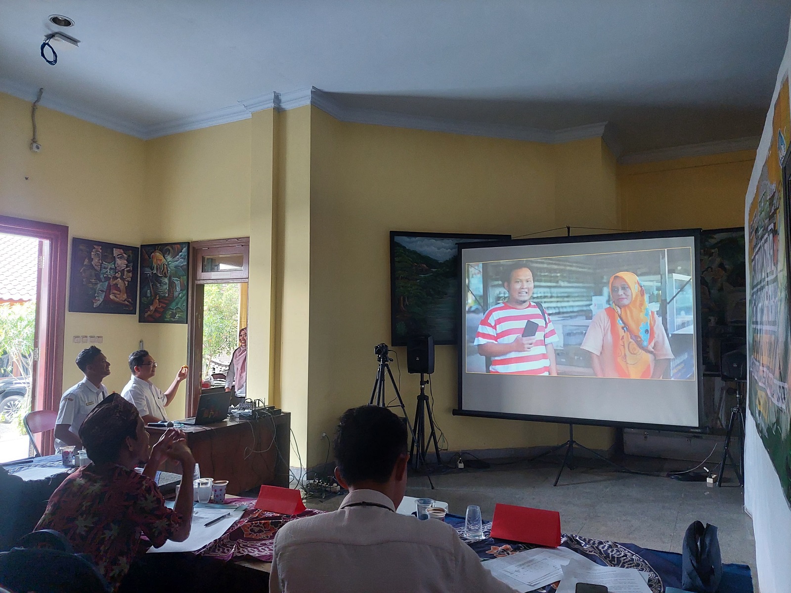 SERIUS: Juri lomba vlog budaya menilai video vlog di kantor Disbudpar Bangkalan Rabu (19/6).