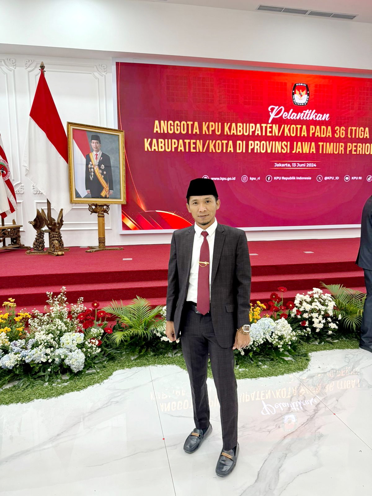 PEJABAT PUBLIK: Anggota KPU Bangkalan Bahiruddin berfoto setelah mengikuti prosesi pelantikan di kantor KPU RI, Kamis (13/6). (BAHIRUDDIN UNTUK JPRM)