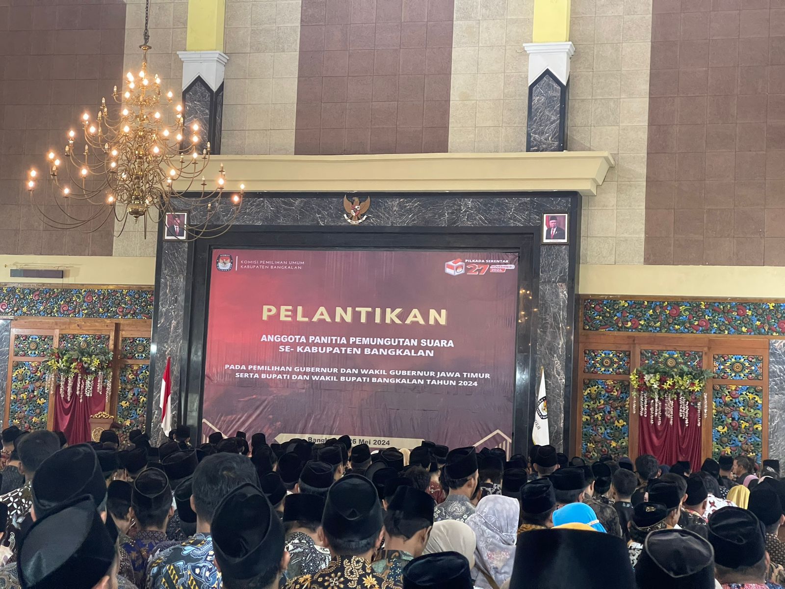 PENYELENGGARA PEMILU: Ratusan panitia pemungutan suara (PPS) Kabupaten Bangkalan saat dilantik Minggu (26/5). (KPU BANGKALAN UNTUK JPRM)