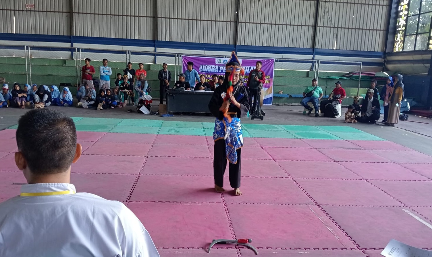 BERPRESTASI: Atlet SDI Ma&rsquo;arif NU 2 Evi Riski Amelia tampil pada kejuaraan O2SN Kabupaten Sampang di GOR Sampang, Rabu (19/6).