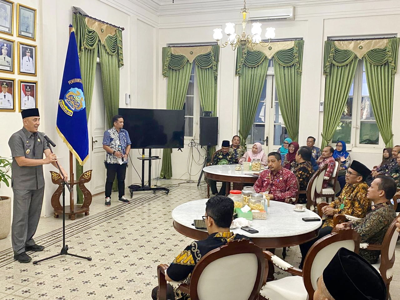 MENYAMBUT POSITIF: Pj Bupati Bangkalan Arief M. Edie menyampaikan sambutan sebelum penandatanganan MoU UTM dengan kepala SMA, SMK, dan MA di Pendopo Agung, Kamis (20/6). (JUPRI/JPRM)