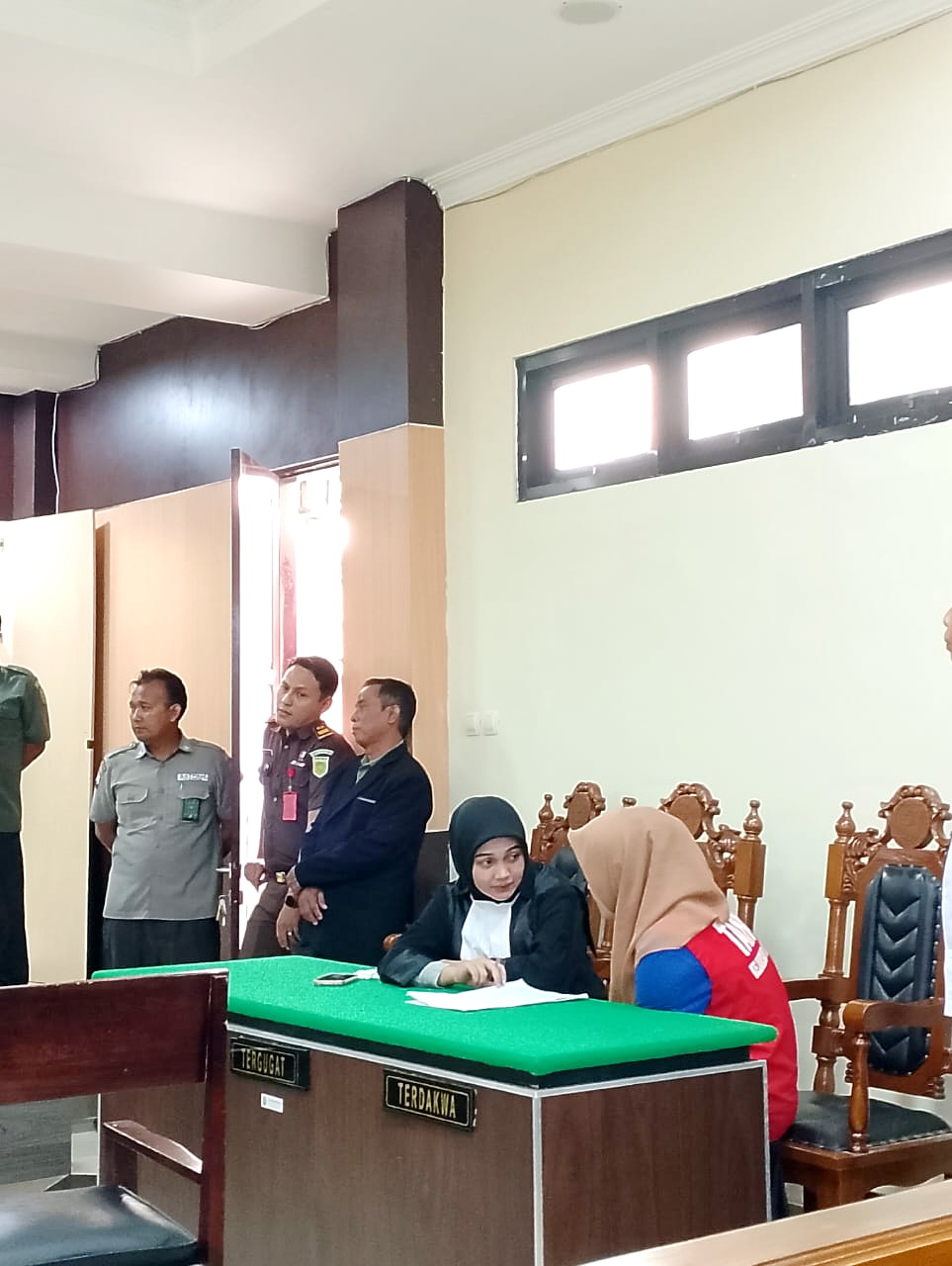 MELANGGAR HUKUM: Terdakwa Fitria berkonsultasi dengan penasihat hukum Posbakum PN Sampang saat sidang putusan, Selasa (11/6). (UBAIDILLAHIR RA&rsquo;IE/JPRM)